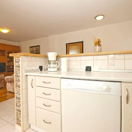 Dean 1595 Apartment *
