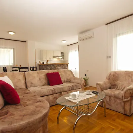 Apartment Dean 1595 *