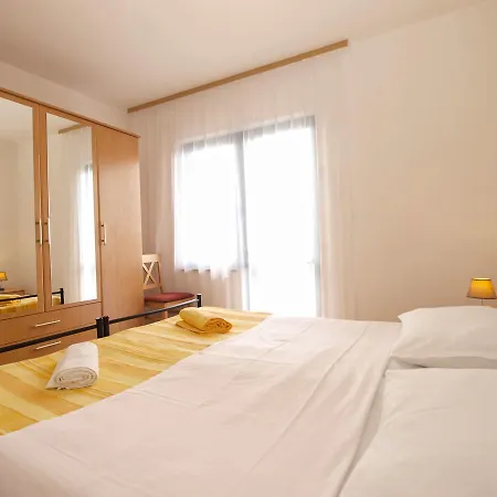 Dean 1595 Apartament